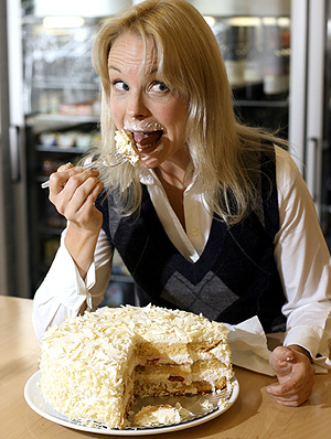 Una mujer se come un pedazo de tarta (Foto: Alberto Cuéllar)