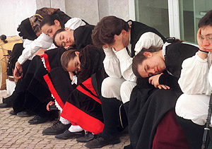 Miembros del grupo folk gallego " Herba Boa" de Vigo durmiendo la siesta. (Foto: Pier Paolo/AP)