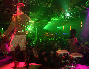 Jóvenes bailando en una discoteca (Foto: El Mundo)