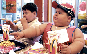 Dos nios obesos comiendo en un restaurante de comida rpida. (Foto: El Mundo)