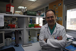 Damin Garca-Olmo en un laboratorio del Hospital de La Paz. (Foto: Sergio Gonzlez)