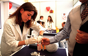 Una enfermera realiza un anlisis de sangre. (Foto: Matas Costa)