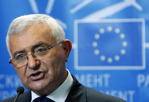 John Dalli, en rueda de prensa tras su audiencia ante el Parlamento Europeo. (Foto: Reuters)