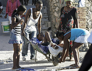 Varias personas ayudan a un herido en Puerto Prncipe. (Foto: REUTERS)