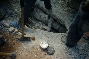 Miles de cuerpos continan atrapados tras el terremoto. (Foto: Afp)
