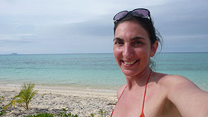 Analia, en una playa de las islas Fiji. (Foto: El Mundo)