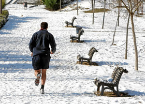 Un hombre hace footing en un parque nevado. (Foto: Carlos Espeso)