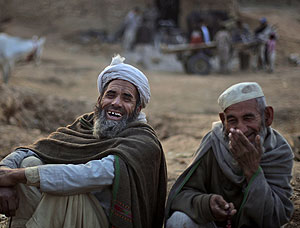 Dos hombres paquistaníes riéndose. (Foto: AP | Muhammed Muheise)