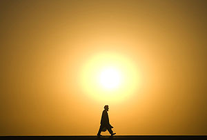 Un hombre camina bajo el sol en Afganistn (Foto: Reuters | Marko Djurica)