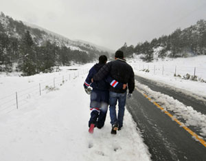 Una pareja camina por una carretera nevada. (Foto: Efe)