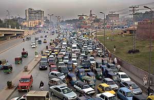 Atasco de tráfico en Peshawar (Pakistán). (Foto: EFE)