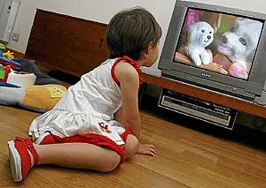 Una nia pequea ve la televisin. (Foto: Roberto Prez)