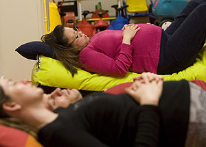 Mujeres durante una clase de preparación al parto. (Foto: Toussaint Kluiters | Reuters)
