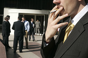 Varios trabajadores fuman en la calle (Foto: Diego Sinova)
