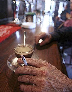 Un hombre fuma en un bar (Foto: El Mundo)