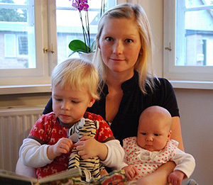 Stinne Holm con sus dos hijas, Aviaja (izda) y Lucca. (Foto: Flemming Holm Bergholdt)