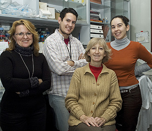 Ángeles García Pardo, sentada en el centro de la imagen junto a otros miembros de su laboratorio (Foto: CSIC)