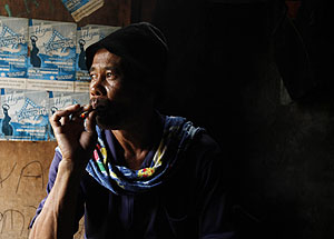 Un hombre fuma en Yakarta. (Foto: REUTERS)