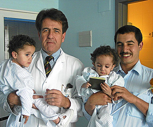 El doctor Tovar junto al padre de las pequeas Ftima y Amina (Foto: El Mundo)