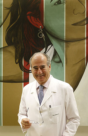 El cirujano plstico Javier de Benito reconoce que se ha hecho varios retoques. (Foto: Antonio Moreno)