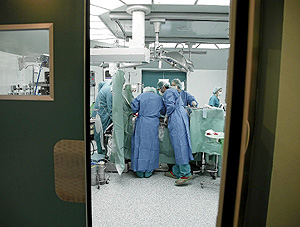 Cirujanos realizando un trasplante. (Foto: Ical)