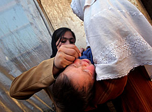 Un nio afgano llora al recibir la vacuna de la polio. (Foto: AFP)