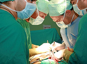 Un equipo de cirujanos realiza un trasplante renal en Valencia (Foto: El Mundo)