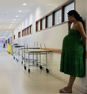 Una mujer embarazada espera en un hospital (Foto: El Mundo)