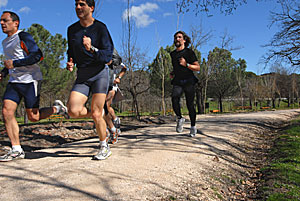 Un grupo de corredores practica footing en el Monte del Pardo. (Foto: Marga Estebaranz)