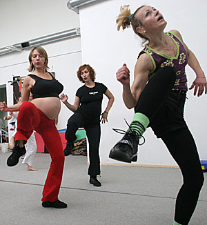 Mujeres practicando ejercicio. (Foto: Alexander Drozdov)