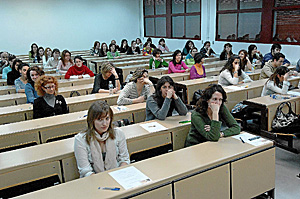 Participantes en el examen MIR en las aulas de la Universidad de Valladolid (Foto: J.M. Lostau)
