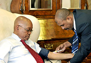 El presidente de Sudfrica hacindose la prueba. (Foto: Efe)