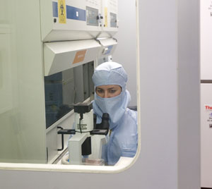 Una investigadora en un banco de células madre. (Foto: Justy García)