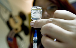 Una enfermera prepara una vacuna en Montevideo. (Foto: AP)