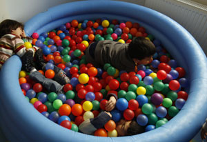 Varios nios juegan en una piscina de bolas. (Foto: REUTERS)