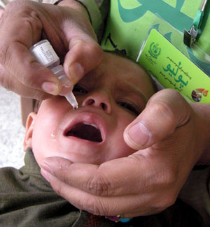 Un nio recibe la vacuna contra la polio en Afganistn. (Foto: Efe)