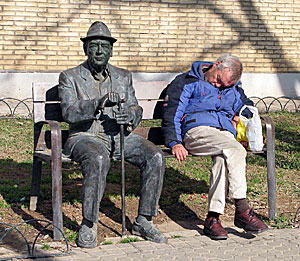 Un anciano sestea junto a una estatua en Sevilla (Foto: Fernando Ruso)