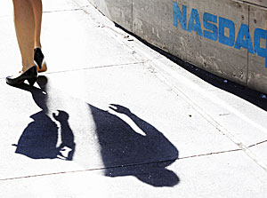 Una mujer pasa frente a la sede del NASDAQ (Foto: Lucas Jackson)