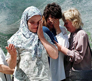Familiares llorando ante un fretro. (Foto: EPA)