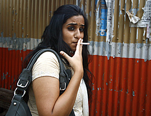 La tasa de tabaquismo femenino se ha disparado en todo el mundo (Foto: Munir Uz Zaman)