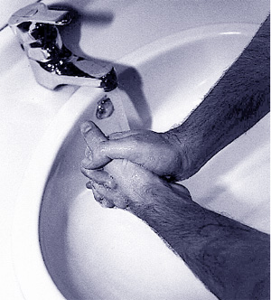 Un hombre se lava las manos. (Foto: ngel Casaa)