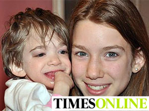 Brooke, con 16 años, en brazos de su hermana pequeña, Carly, de 13.