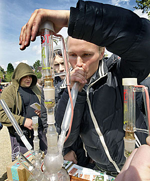 Un joven fuma cannabis en un narguile (Foto: AFP | Ed Oudenaarden)