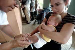 Un beb recibe una vacuna. (Foto: EL MUNDO)