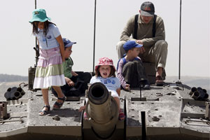 Nios juegan en un tanque en el monumento a los soldados cados en Israel. (Foto: O. Weiken)