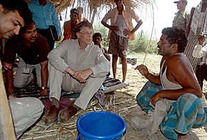 Bill Gates visita un proyecto de vacunacin en la India (Foto: EFE)