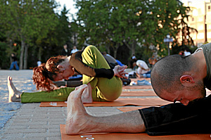 Una sesin de yoga al aire libre (Foto: Carlos Alba)