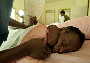 Una enfermera atiende a una enferma en el hospital de terminales de sida en el hospital de Lusaka, Zambia. (Foto: Tim Zielenbach | AP)