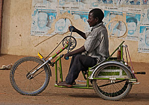 Un hombre, afectado de polio, subido a una bicicleta en Kano, Nigeria. (Foto: Sunday Alamba | AP)