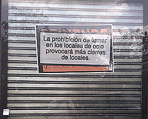 Los locales de ocio apelan a la crisis en su campaa protabaco (Foto: El Mundo)
